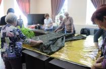 «Серебряные» волонтеры изготавливают антидроновые одеяла в помощь участникам СВО 